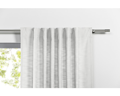 Vorhang an Gardinenstange vor Fenster