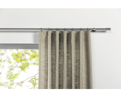 Tringle à rideaux avec rideau devant la fenêtre