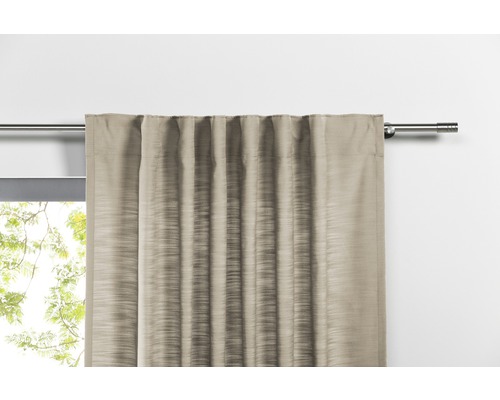 Rideau sur une tringle à rideaux devant une fenêtre