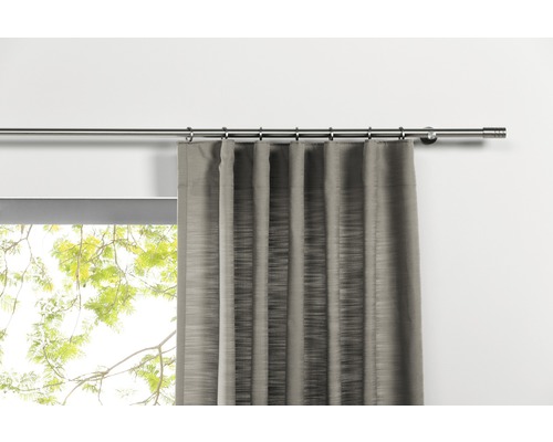 Tringle à rideaux avec rideau gris devant la fenêtre