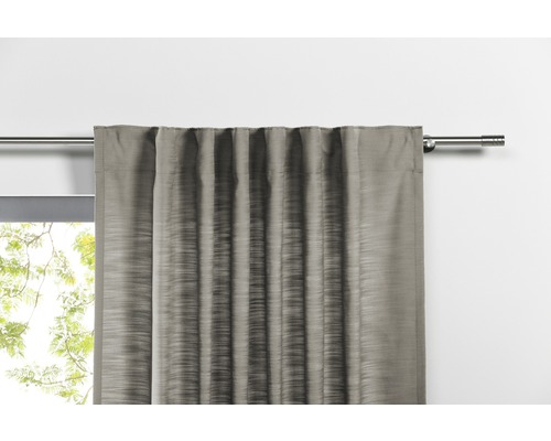 Rideau gris avec suspension à bande fronceuse sur une tringle à rideaux