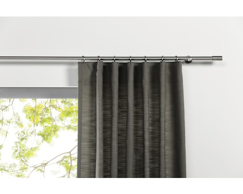 Gardine mit Vorhangstange an einer Wand vor einem Fenster