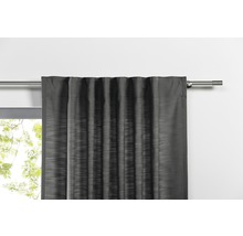 Rideau gris sur une tringle à rideaux devant une fenêtre.