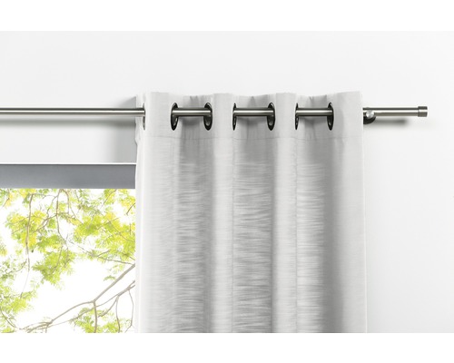 Gardine mit Ösen an einer Gardinenstange vor einem Fenster