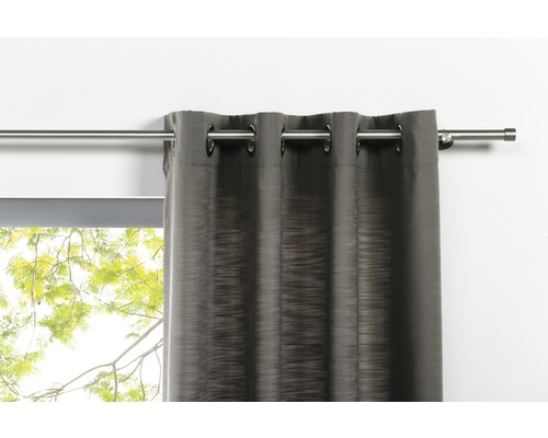 Rideau gris à œillets sur une tringle à rideaux devant une fenêtre.