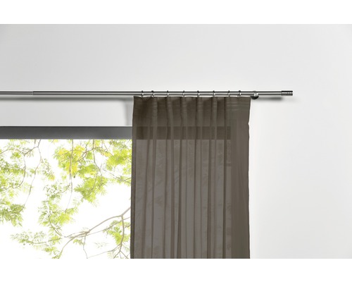 Rideau avec tringle à rideaux devant la fenêtre