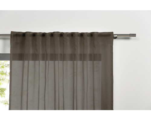 Rideau à œillets sur une tringle à rideaux