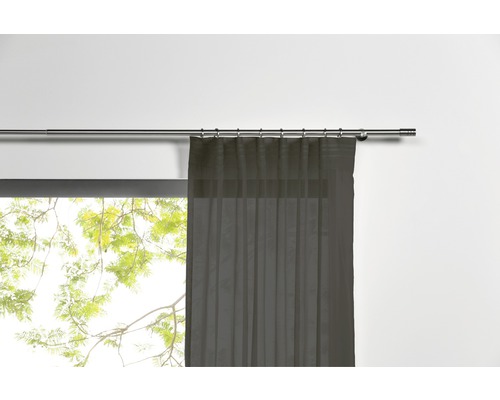 Tringle à rideaux avec rideau devant la fenêtre