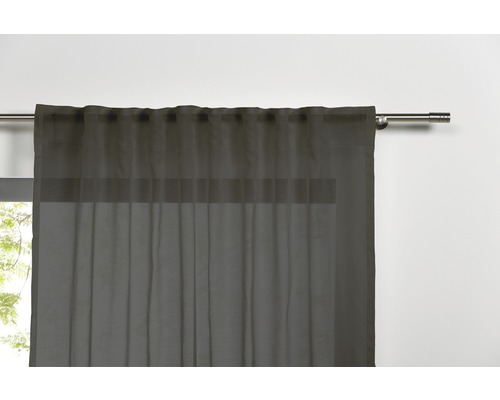 Rideau à œillets sur une tringle à rideaux