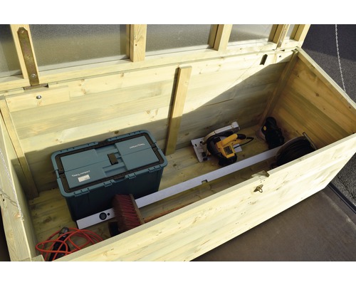 Geöffnete Holzgartenbox gefüllt mit Werkzeugen und Zubehör zur Gartenpflege.