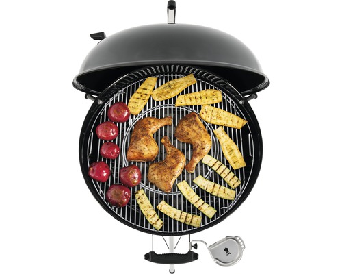 Barbecue boule avec poulet grillé, courgettes et pommes de terre.