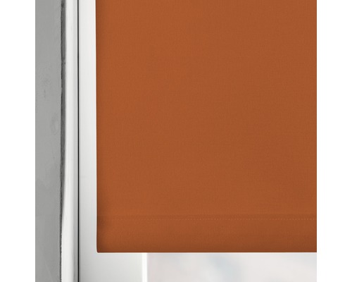 Store enrouleur orange à la fenêtre