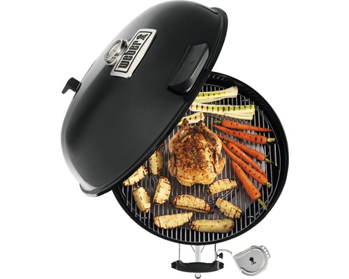 Barbecue rond avec poulet grillé, pommes de terre et légumes