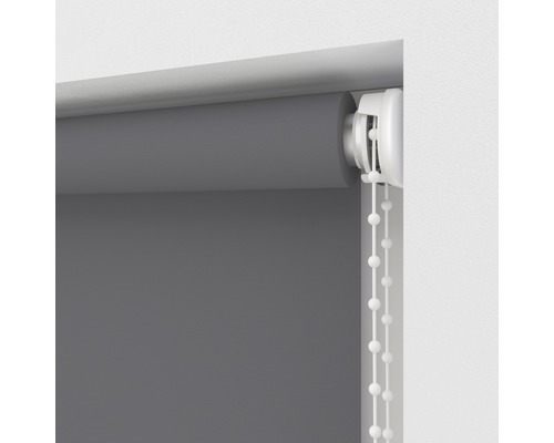Store enrouleur gris avec chaînette pour la décoration de fenêtre