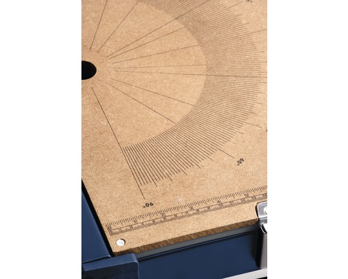 Vue détaillée d''une scie circulaire de table avec affichage de l''angle et rail de guidage