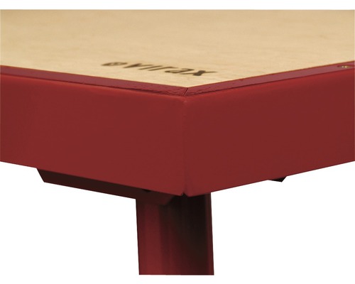 Detailansicht einer Turnmatte mit rotem Rand und Holzoberfläche