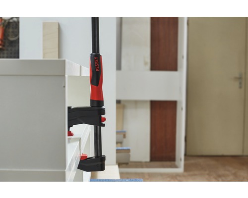 BESSEY Logo, Schraubzwinge fixiert Werkstück