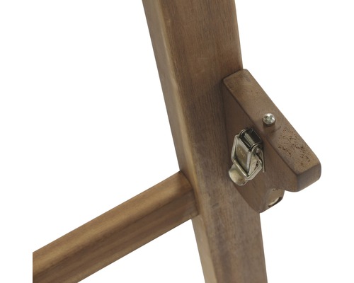 Detailaufnahme eines Holzstuhls mit Metallscharnier