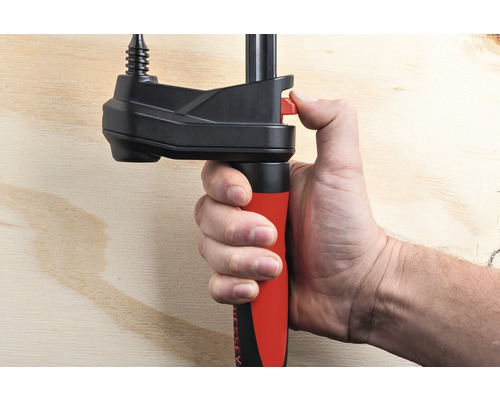 Hand, die eine Einhandzwinge bedient