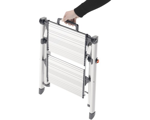Zusammengeklappte Trittleiter mit Handgriff