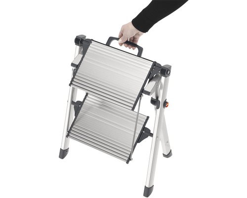 Zusammengeklappte Trittleiter mit zwei Stufen und Tragegriff