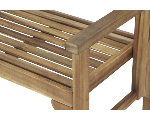 Detailansicht einer Gartenbank aus Holz mit Armlehne.
