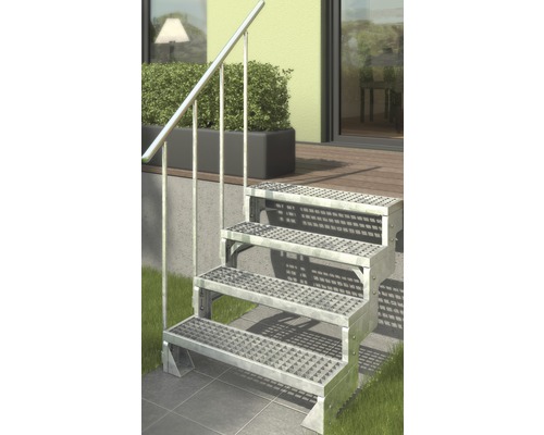 Metalltreppe mit drei Stufen und Geländer im Aussenbereich