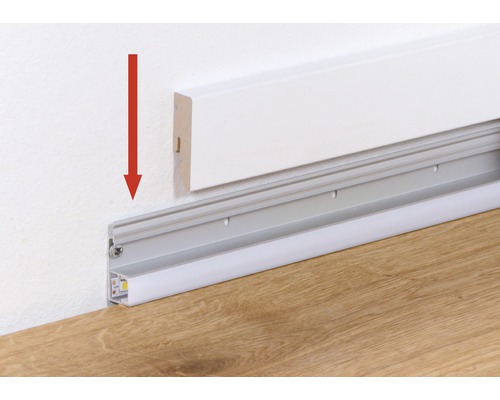 Image d''une plinthe avec éclairage LED et flèche rouge.