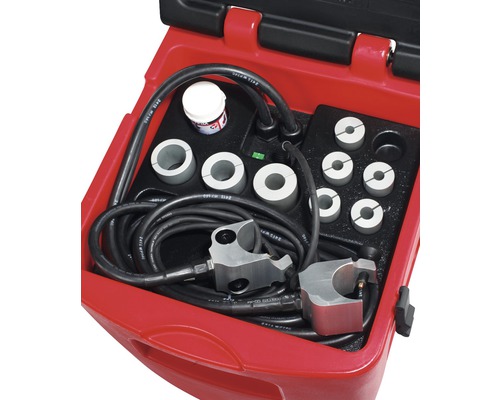 Kit d''outils à sertir les tuyaux dans une mallette de transport rouge avec mâchoires de sertissage, câbles de connexion et lubrifiant