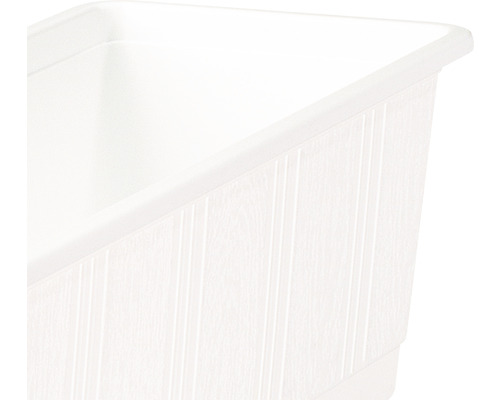 Ausschnitt eines Pflanzgefäßes aus Kunststoff mit vertikalen Rillen.