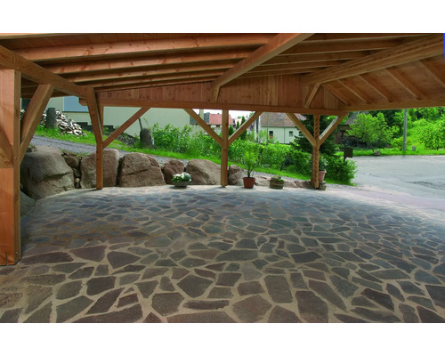 Carport mit Holzdach und Boden aus Natursteinen