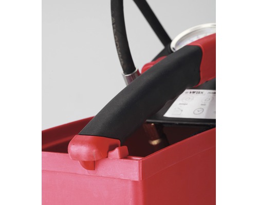 Gros plan d''une pompe à main avec manomètre et poignée de transport