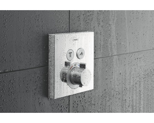Aufputz-Thermostatarmatur im Nassbereich mit Hansgrohe Logo.
