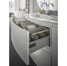 Salle de bains moderne avec élément de tiroir ouvert pour ranger les accessoires de bain