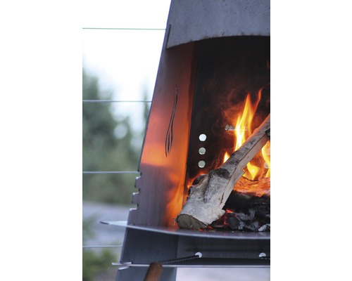 Feuerstelle aus Metall mit brennendem Holz