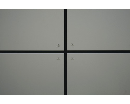 Vue détaillée d''une façade avec panneaux et éléments de fixation