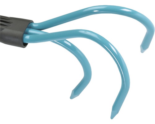 Gros plan sur une griffe de jardin à trois dents