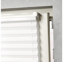 Gros plan d''un store plissé blanc pour la décoration de fenêtre et la protection solaire