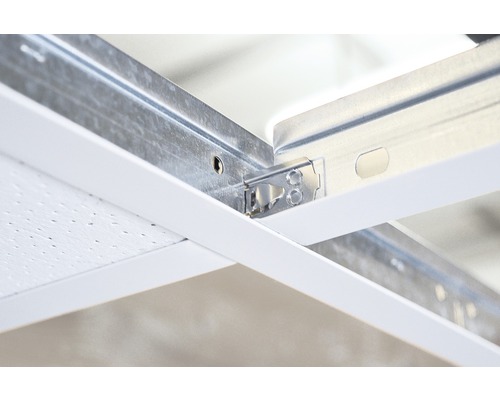 Gros plan sur une construction de plafond suspendu avec des profilés métalliques et des plaques de plafond