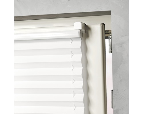 Gros plan d''un store plissé blanc pour la décoration de fenêtre et la protection solaire
