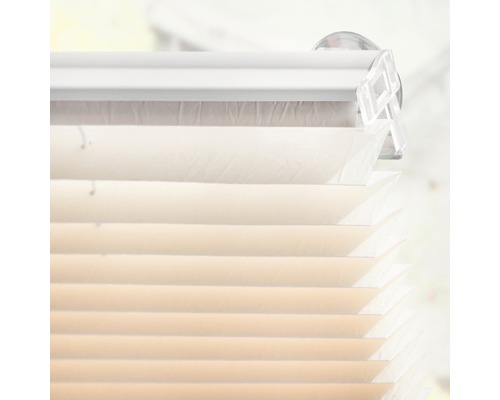 Détail d''un store plissé beige