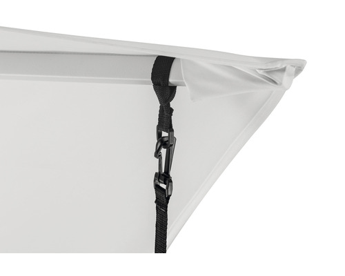 Détail d''un pavillon avec des sangles de fixation