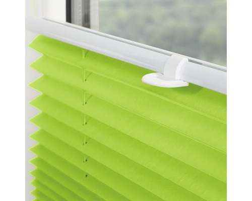 Stores plissés verts à la fenêtre pour la régulation de la lumière