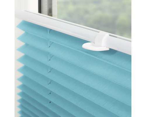Nahaufnahme einer türkisfarbenen Faltjalousie am Fenster