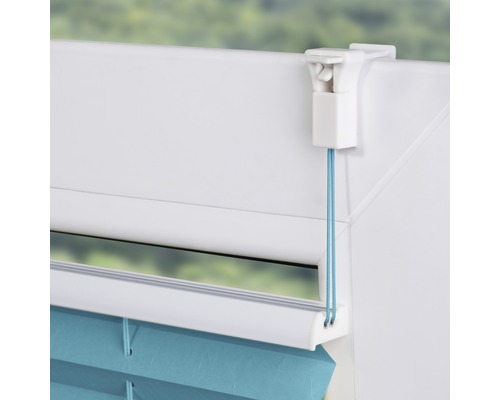 Detailansicht einer Faltjalousie mit Bedienelementen an einem Fenster.