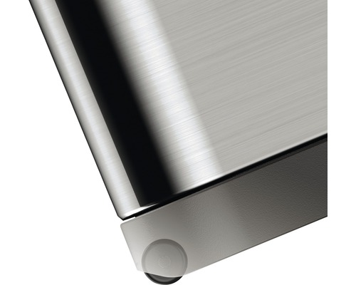 Vue détaillée d''un meuble en métal avec roulettes