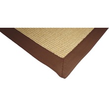 Vue détaillée d''un tapis en sisal avec bordure