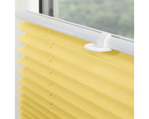 Store plissé jaune sur la fenêtre pour le contrôle de la lumière