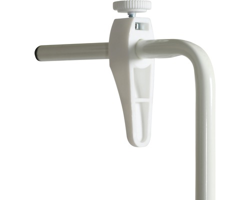 Detailaufnahme einer Halterung mit Stellschraube an einem Metallrohr