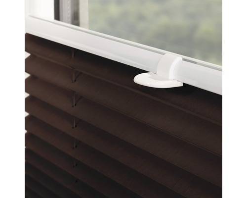 Braune Jalousie am Fenster mit weißer Halterung.